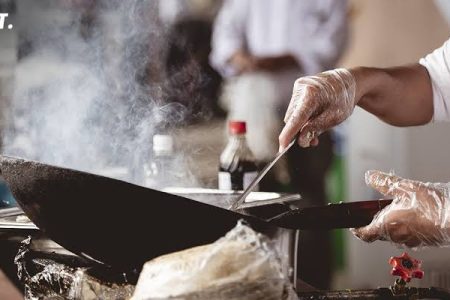 Fenomena 'Ghost-Kitchen Speakeasy': Tren Kuliner Rahasia Berbasis Undangan Digital yang Menguasai Kota Besar di Agustus 2026