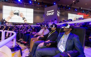 Masa Depan Bioskop: Ketika Layar Lebar Hanya untuk Film yang Bisa Ditonton 5000 Orang Sekaligus di VR.