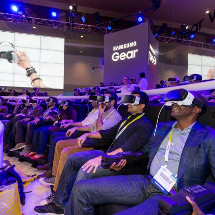 Masa Depan Bioskop: Ketika Layar Lebar Hanya untuk Film yang Bisa Ditonton 5000 Orang Sekaligus di VR.