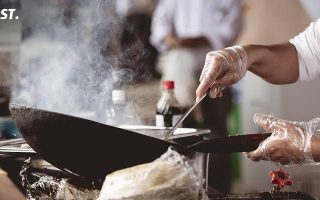 Fenomena 'Ghost-Kitchen Speakeasy': Tren Kuliner Rahasia Berbasis Undangan Digital yang Menguasai Kota Besar di Agustus 2026